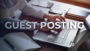 Seorang profesional sedang mengetik di laptop di atas meja kerja dengan buku catatan terbuka, mewakili aktivitas menulis konten untuk guest posting sebagai bagian dari layanan jasa website development.