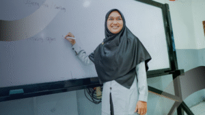 Manfaat konsultan pendidikan dalam membimbing guru menyampaikan materi di kelas, membantu penerapan metode pengajaran yang lebih efektif dan interaktif.