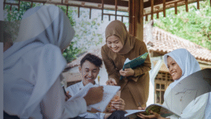 Guru dan siswa berdiskusi di luar kelas dengan suasana santai sebagai bentuk inovasi belajar yang mendorong kolaborasi dan kreativitas.