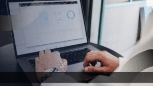 Seorang pria menggunakan laptop, menggambarkan tim sosial media yang handal dalam mengelola data dan strategi digital.
