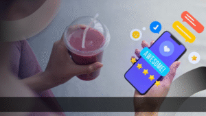 Tangan memegang smartphone dengan ulasan bintang dan kata 'AWESOME!', menggambarkan optimasi Google melalui feedback positif.