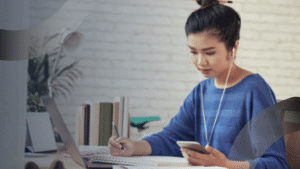 Seorang siswi belajar mandiri dengan laptop dan catatan, mencerminkan pendekatan konsultan pendidikan untuk meningkatkan kualitas belajar.