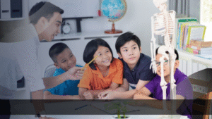 Guru di sekolah unggul sedang membimbing siswa belajar anatomi dengan model rangka untuk meningkatkan pemahaman sains.