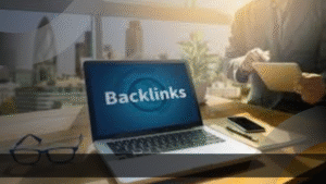 "Laptop menampilkan 'Backlinks' di kantor digital marketing Jakarta."