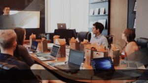 Tim pendidik berdiskusi menggunakan Canva for Education untuk meningkatkan kreativitas belajar.