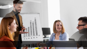 Tim digital marketing melakukan diskusi strategi berbasis data di ruang kerja modern, menyoroti kompleksitas tata kelola kampanye dan analisis performa.