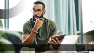 Profesional digital marketing sedang menganalisis strategi promosi menggunakan tablet sebagai bagian dari perencanaan marketing kit digital.