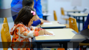 Ilustrasi siswa belajar di kelas yang menunjukkan pentingnya penerapan standar sekolah ramah anak untuk menciptakan lingkungan belajar aman dan nyaman