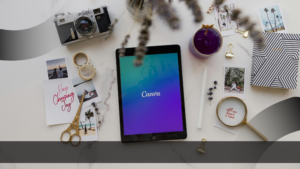 Tampilan Canva pada tablet dengan perlengkapan kreatif yang menggambarkan penggunaan Canva untuk pendidikan dalam kolaborasi digital
